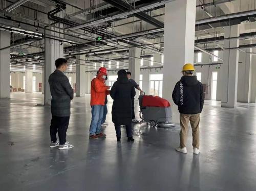加工倉儲公司選擇洗地機、工業(yè)吸塵器等清潔設備